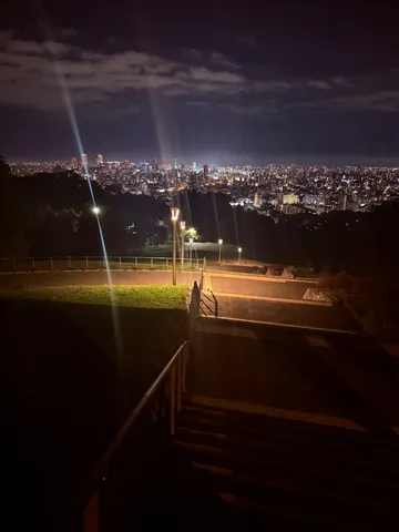 夜景と静かな階段の光跡