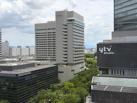 都会のビル群と曇り空