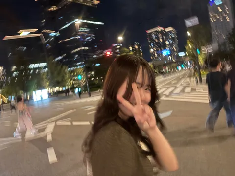 ブレる夜景とピースサイン