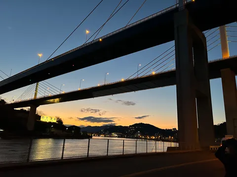 夕暮れに浮かぶ二つの橋