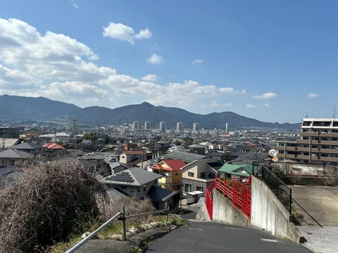 青空と街並みのコントラスト