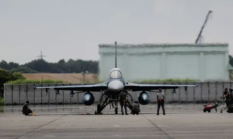 翼を広げる戦闘機、整備士たちの集結