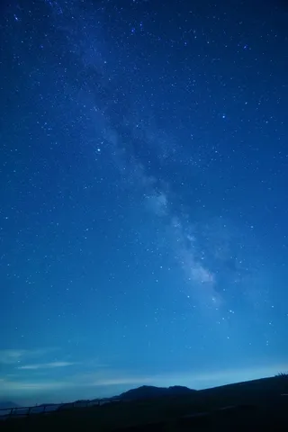 満天の星空と稜線
