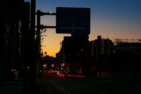 夕暮れの交差点、都会の灯り