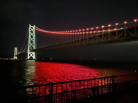 赤と白が織りなす夜の橋の夢