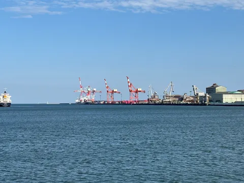 海と空、港湾の鼓動
