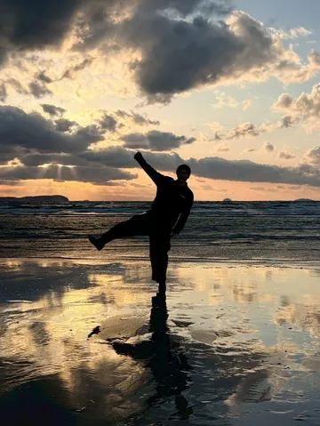 夕焼けの浜辺で輝く、躍動のシルエット