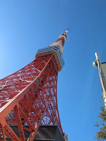 空へ伸びる赤い骨組み