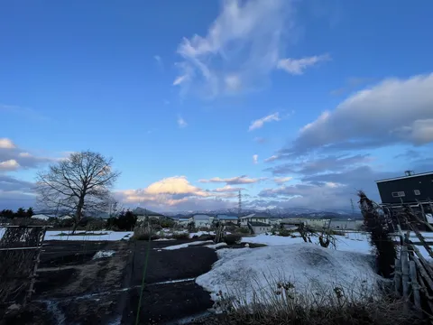 雪残る里の青い空