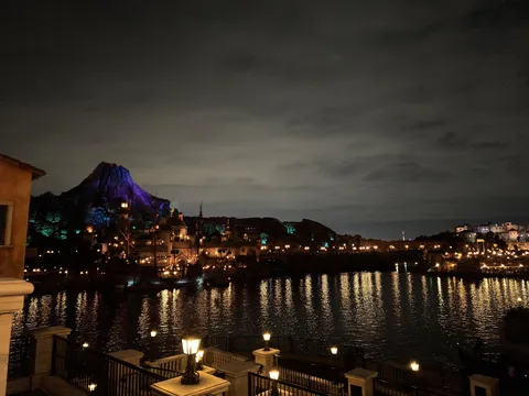 夜の港と山の彩り