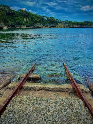 錆びた線路と青い海