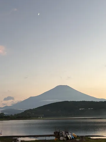 静寂の月と湖、そして富士山
