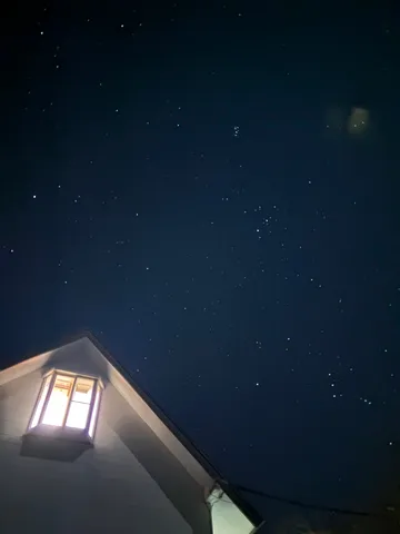 星空に開く窓の灯り
