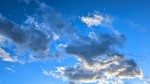雲間から光差す青空