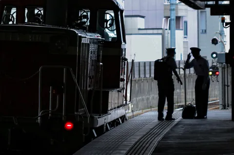 旅立ちの合図、駅にて
