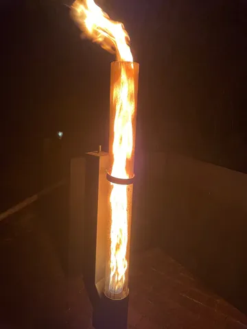 闇夜を彩る炎の柱