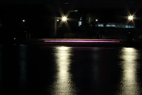 夜の水面に煌めく光跡