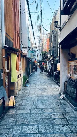 石畳続く、電線の路地裏