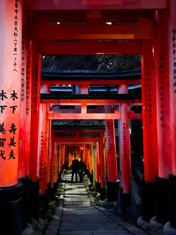 朱色の回廊、光の誘い