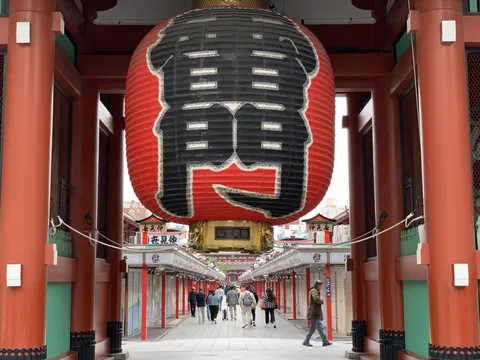 巨大提灯と歴史ある参道