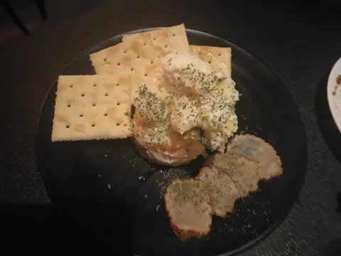 クラッカーとポテトサラダの、ちょっと変わった組み合わせ