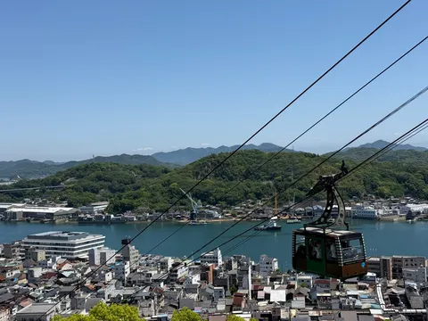 海風と街並み、空を渡るゴンドラ