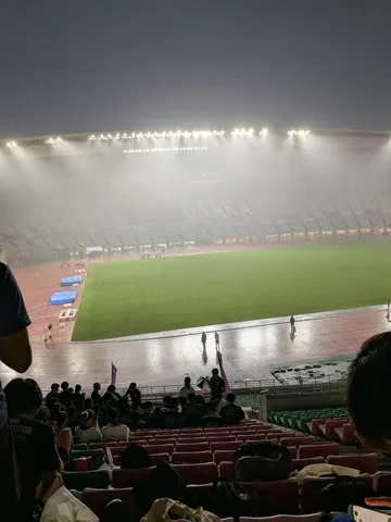 霧の中のスタジアム