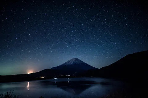 夜空と水鏡、神秘の共演