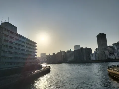 水辺に沈む夕日に包まれて