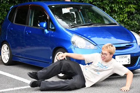 青い愛車と一体化？