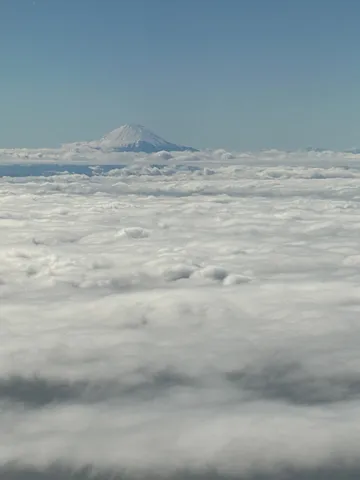 雲海を越える白き峰