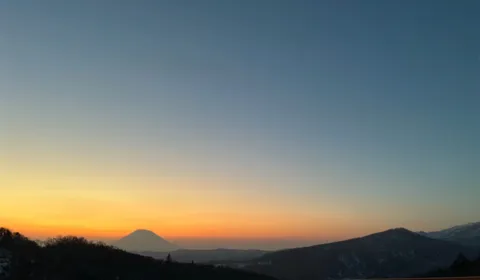 夕焼けと山影の静寂