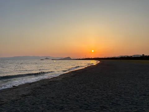 茜色に染まる静かな海岸線