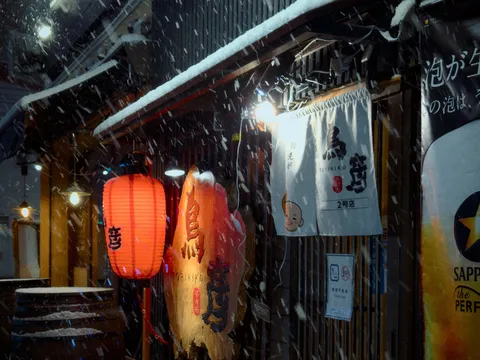 雪夜に灯る、古都の温もり
