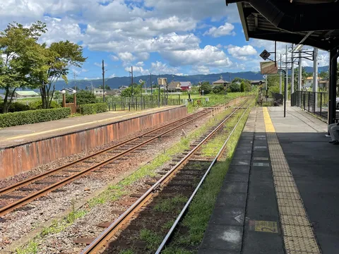 静寂の駅、列車の旅路