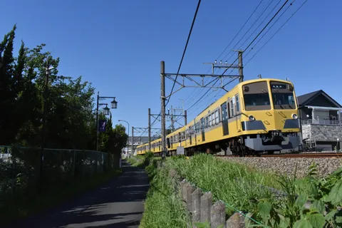 夏の青空と黄色い電車