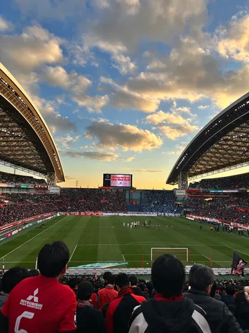 夕焼けが彩るスタジアムの熱気