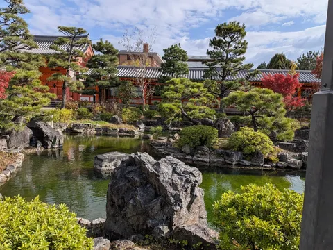 古刹彩る、錦秋の庭園