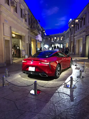 青い夜に映える赤い車