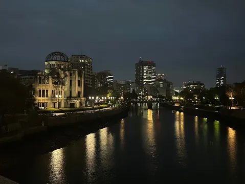 夜の原爆ドームと水辺の灯