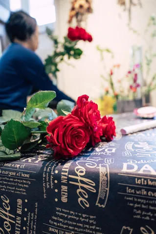 赤い薔薇が語る夜の気配