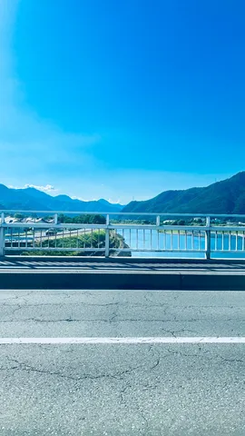 青空と山、そして水面