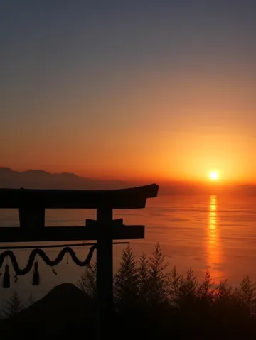 鳥居の向こうに昇る太陽