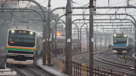 雨の線路に浮かぶ列車