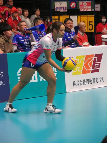 躍動するコートの女神
