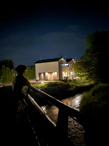 川辺に灯る夜の静けさ