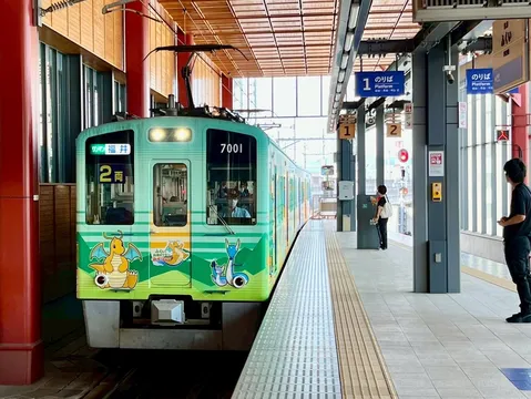 賑やかなポケモン列車がホームに