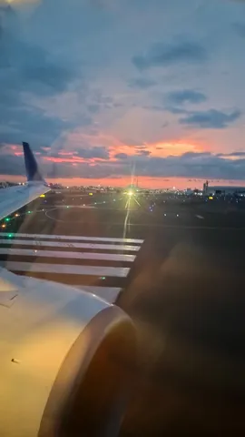 滑走路に沈む夕日、旅の始まり