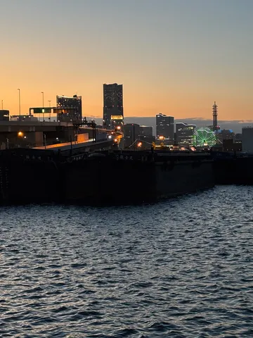 夕暮れ、港町の灯り