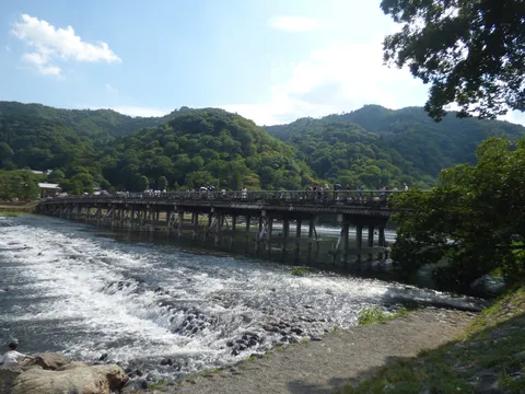 新緑と清流、古道に佇む橋